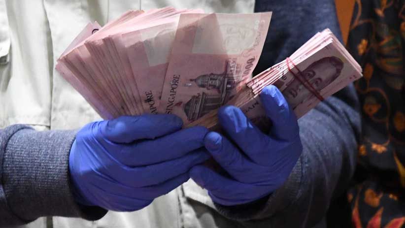 KPK Pamer Barang Bukti Dolar Singapura Hasil OTT Hakim PN Medan - Bagian 4