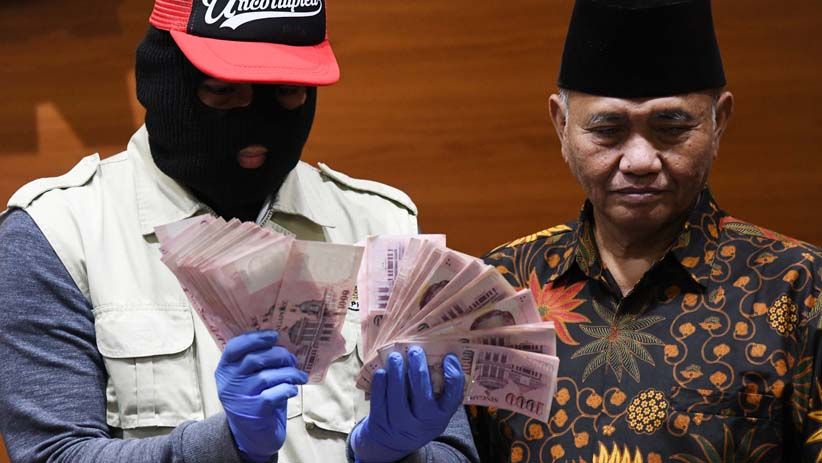 KPK Pamer Barang Bukti Dolar Singapura Hasil OTT Hakim PN Medan - Bagian 2