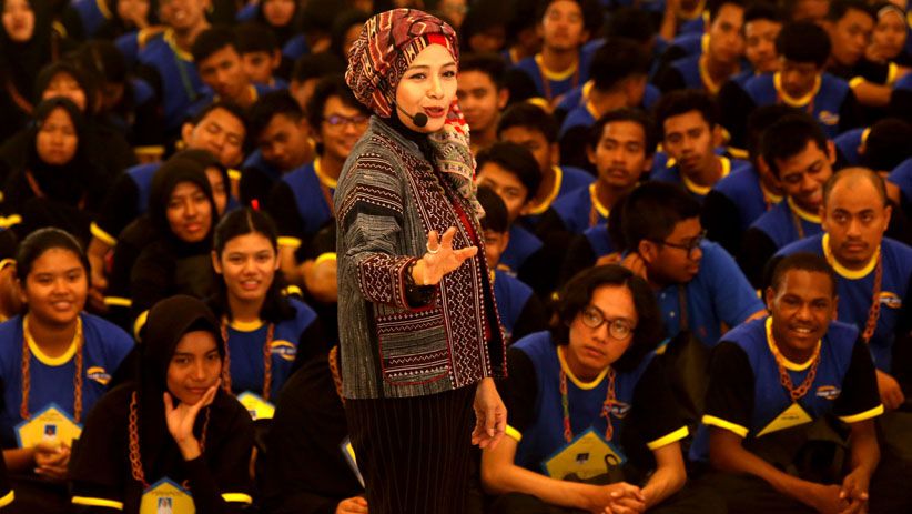 Ria Enes dan Boneka Susan Motivasi Mahasiswa Baru Unitomo Surabaya - Bagian 2