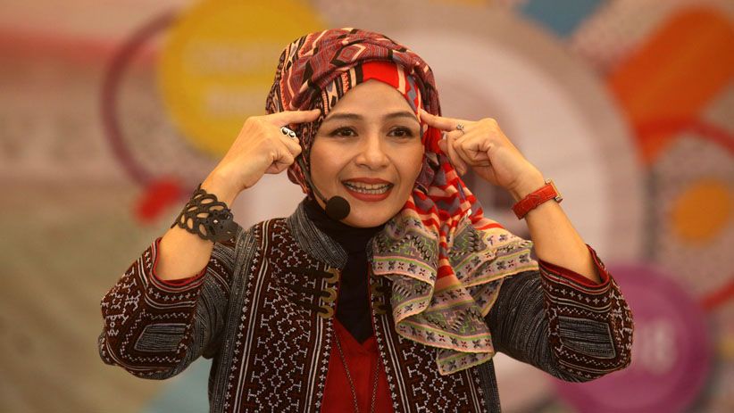 Ria Enes dan Boneka Susan Motivasi Mahasiswa Baru Unitomo Surabaya - Bagian 3