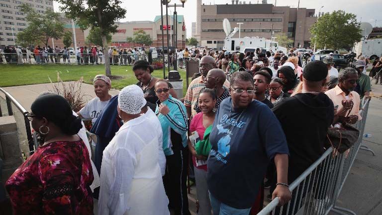 Ribuan Penggemar Hadiri Penghormatan Jasad Penyanyi Aretha Franklin - Bagian 4
