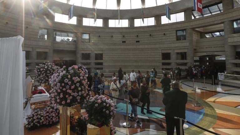 Ribuan Penggemar Hadiri Penghormatan Jasad Penyanyi Aretha Franklin - Bagian 2