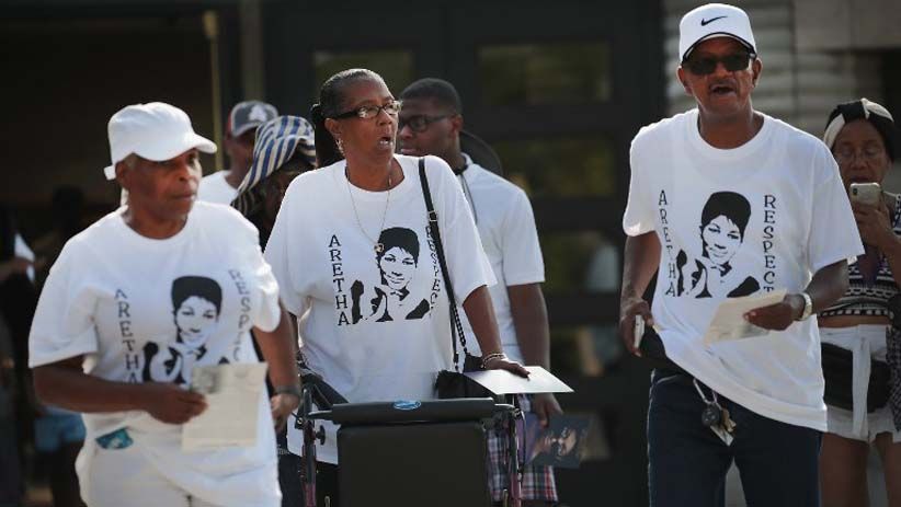 Ribuan Penggemar Hadiri Penghormatan Jasad Penyanyi Aretha Franklin - Bagian 6