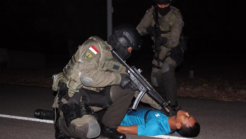 Prajurit Intai Amfibi Korps Marinir Bebaskan Sandera di Paiton - Bagian 3