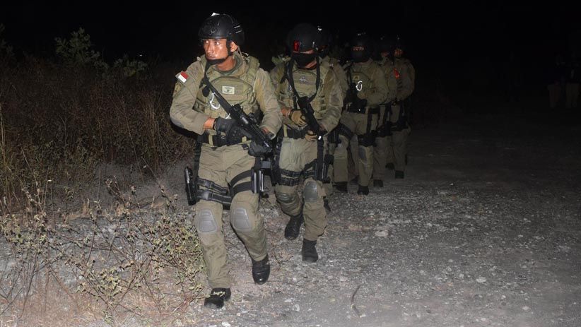 Prajurit Intai Amfibi Korps Marinir Bebaskan Sandera di Paiton - Bagian 2