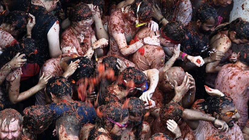Ada Festival Tomatina, Kota di Spanyol Dibanjiri 160 Ton Tomat - Bagian 6