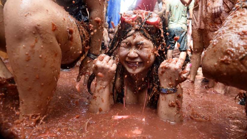 Ada Festival Tomatina, Kota di Spanyol Dibanjiri 160 Ton Tomat - Bagian 3
