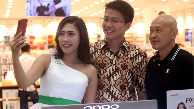 Oppo F9 Ramaikan Pasar Ponsel Surabaya - Bagian 3