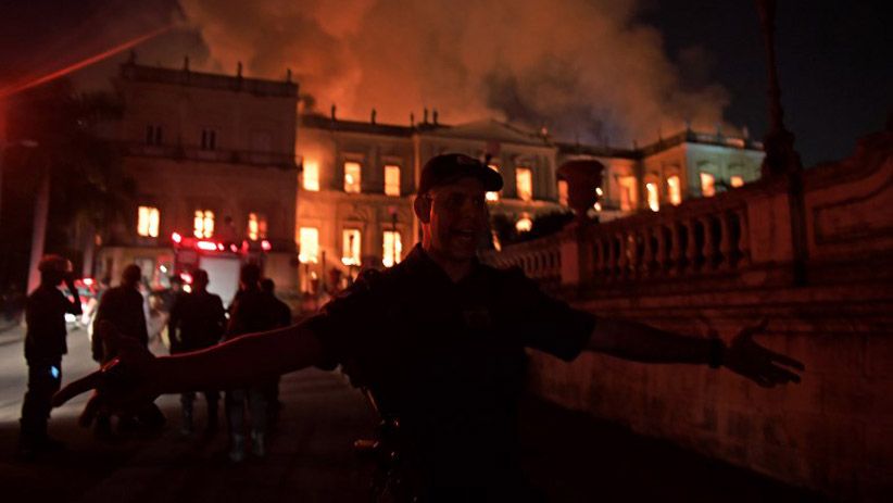 Museum Nasional Brasil Berusia 200 Tahun Hangus Terbakar - Bagian 5