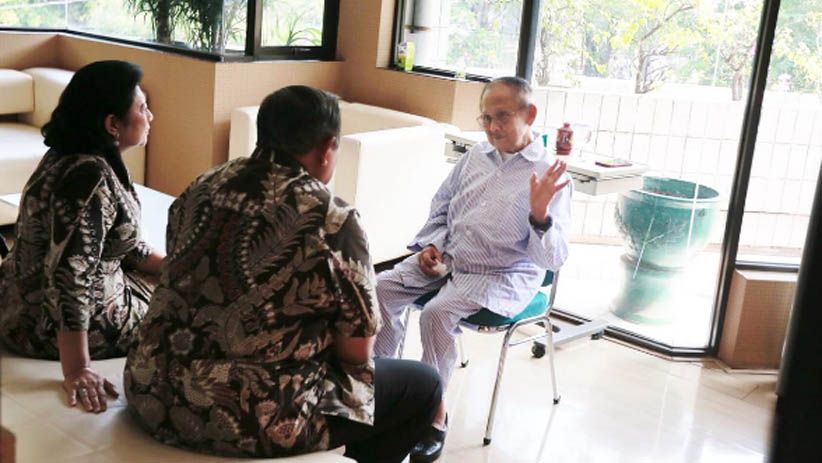 SBY dan Ani Yudhoyono Jenguk Habibie di RSPAD - Bagian 4