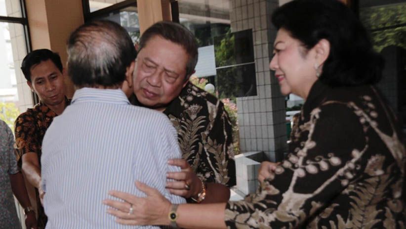 SBY dan Ani Yudhoyono Jenguk Habibie di RSPAD - Bagian 6