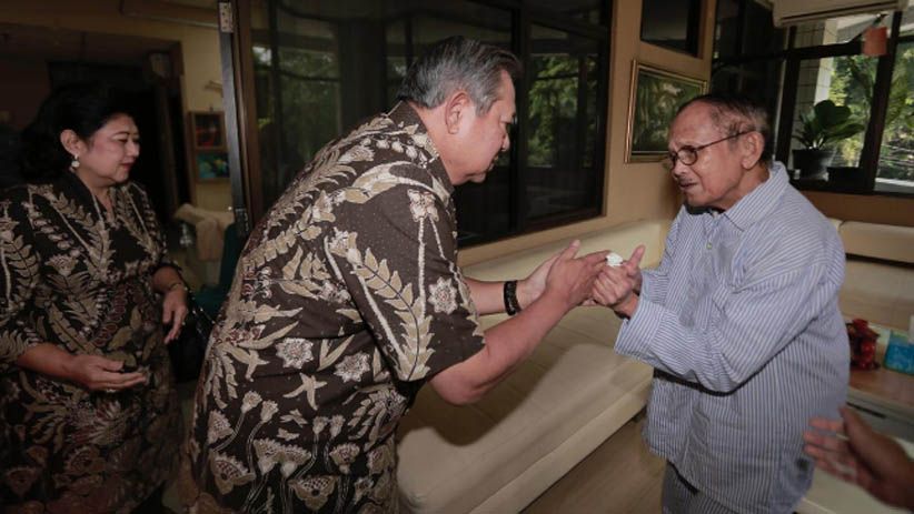 SBY dan Ani Yudhoyono Jenguk Habibie di RSPAD - Bagian 3