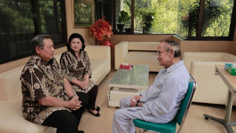 SBY dan Ani Yudhoyono Jenguk Habibie di RSPAD - Bagian 2