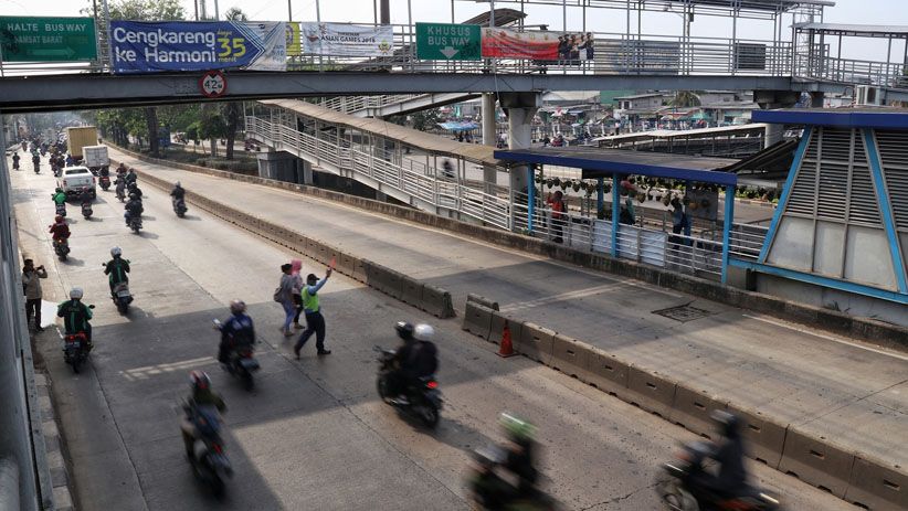 JPO Daan Mogot Rusak, Warga Memanjat Pagar Halte Transjakarta - Bagian 4