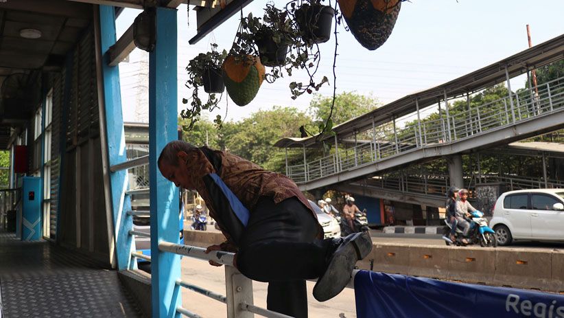 JPO Daan Mogot Rusak, Warga Memanjat Pagar Halte Transjakarta - Bagian 1