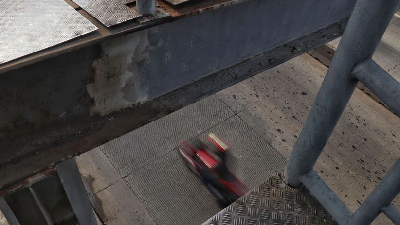 JPO Daan Mogot Rusak, Warga Memanjat Pagar Halte Transjakarta - Bagian 2