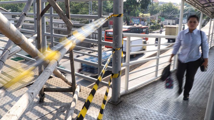 JPO Daan Mogot Rusak, Warga Memanjat Pagar Halte Transjakarta - Bagian 3