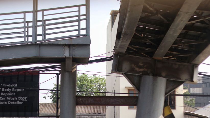 JPO Daan Mogot Rusak, Warga Memanjat Pagar Halte Transjakarta - Bagian 5