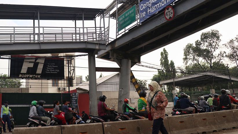 JPO Daan Mogot Rusak, Warga Memanjat Pagar Halte Transjakarta - Bagian 6