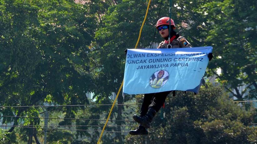 Aksi Polwan Unjuk Kemampuan di Mapolda Jatim - Bagian 5