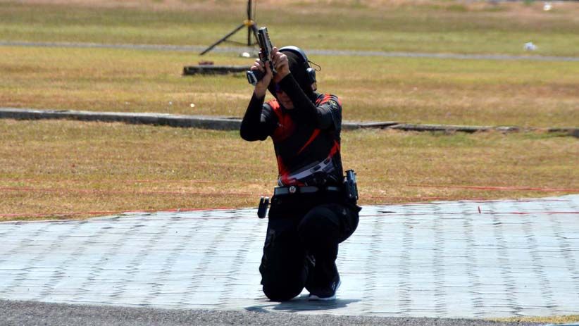 Aksi Polwan Unjuk Kemampuan di Mapolda Jatim - Bagian 4