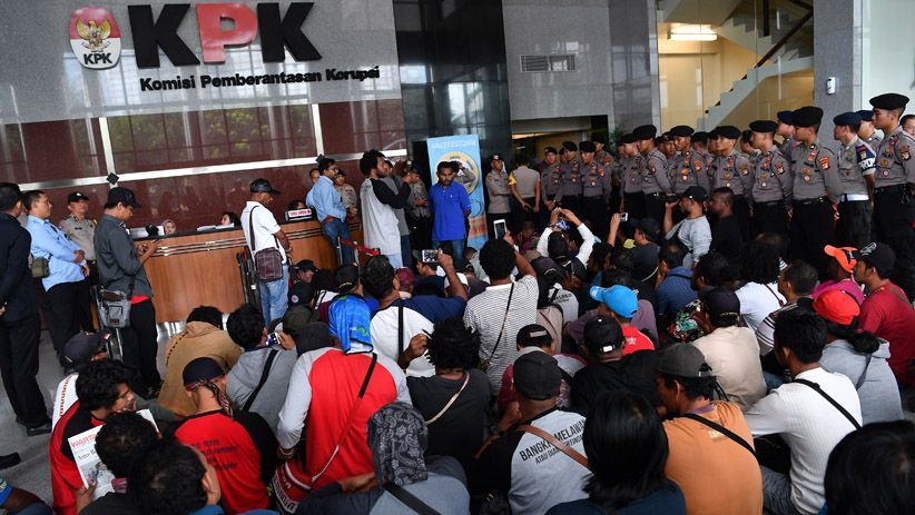 Puluhan Korban PHK Freeport Datangi KPK Laporkan Dugaan Gratifikasi - Bagian 1