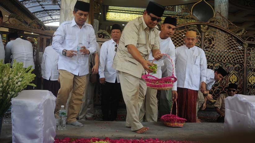 Prabowo Ziarah ke Makam Pendiri NU di Jawa Timur - Bagian 1