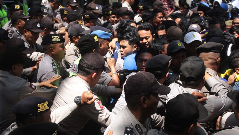 Aksi Kekecewaan terhadap Anggota DPRD Malang Berakhir Ricuh - Bagian 2