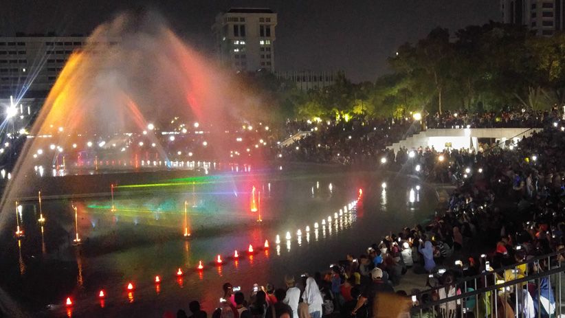 Indahnya Pertunjukan Air Mancur Lapangan Banteng - Bagian 2