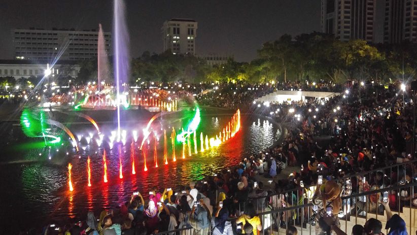 Indahnya Pertunjukan Air Mancur Lapangan Banteng - Bagian 1