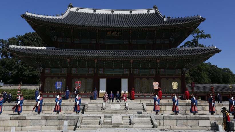 Presiden Jokowi Disambut Presiden Korsel Moon Jae-in di Istana Changdeokgung - Bagian 5
