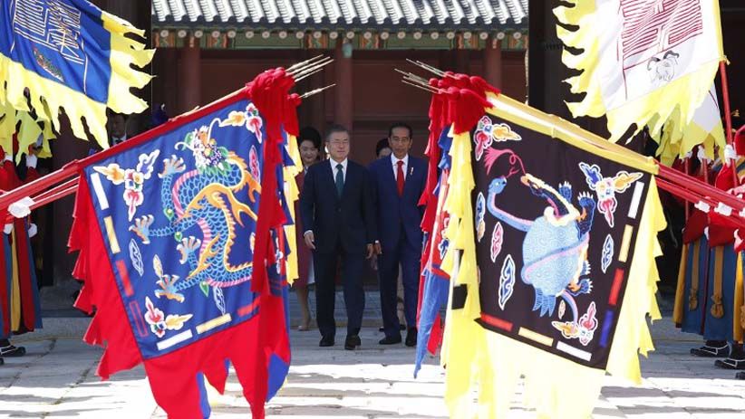 Presiden Jokowi Disambut Presiden Korsel Moon Jae-in di Istana Changdeokgung - Bagian 2