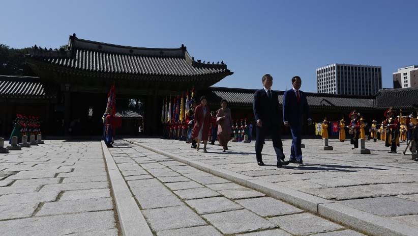 Presiden Jokowi Disambut Presiden Korsel Moon Jae-in di Istana Changdeokgung - Bagian 3