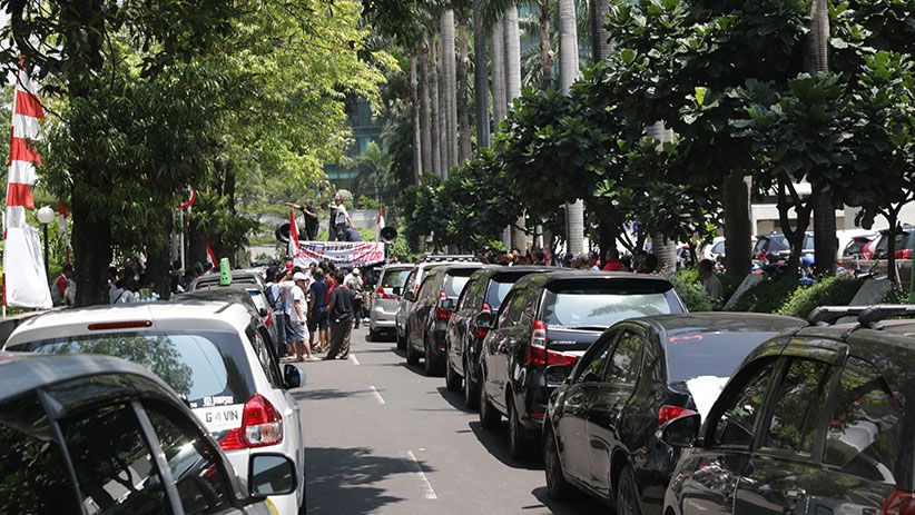 Tolak Eksploitasi, Ratusan Driver Online Geruduk Kantor Grab - Bagian 4