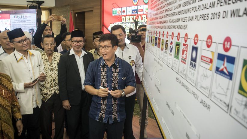 KPU, TNI-Polri dan Masyarakat Jawa Barat Deklarasi Damai Pemilu 2019 - Bagian 4