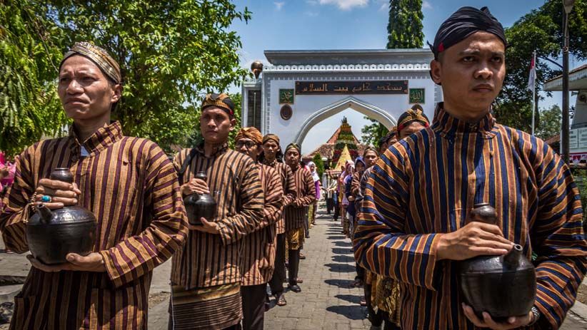 Ribuan Warga Berebut Gunungan Hasil Bumi saat Grebeg Suro Girikusumo - Bagian 2