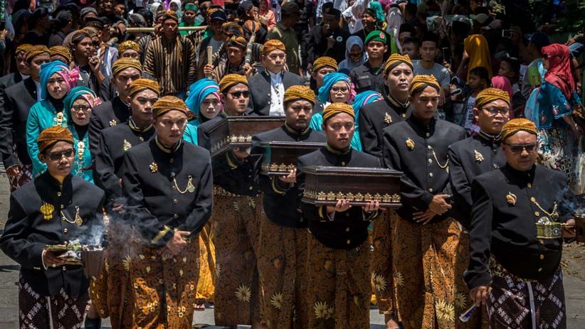 Ribuan Warga Berebut Gunungan Hasil Bumi saat Grebeg Suro Girikusumo - Bagian 3