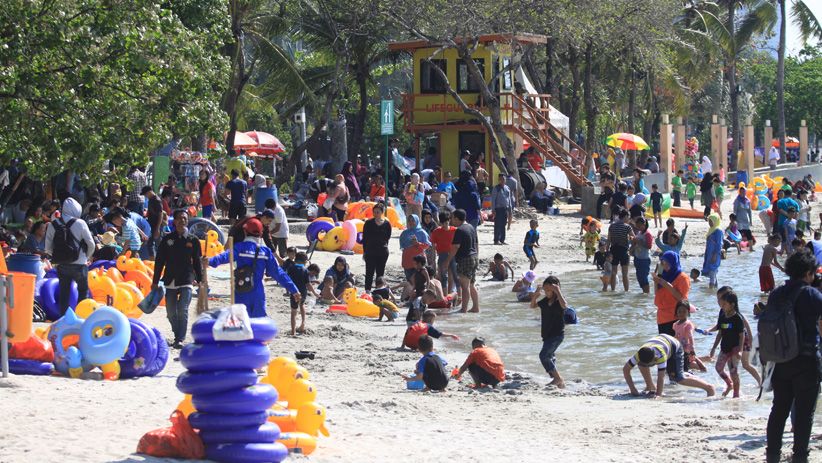 Aksi Pesulap Melayang Bikin Heboh Pengunjung Pantai Ancol  - Bagian 2