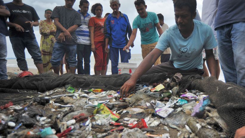 Laut Tercemar, Sampah Plastik Bercampur dengan Ikan Tangkapan Nelayan - Bagian 2