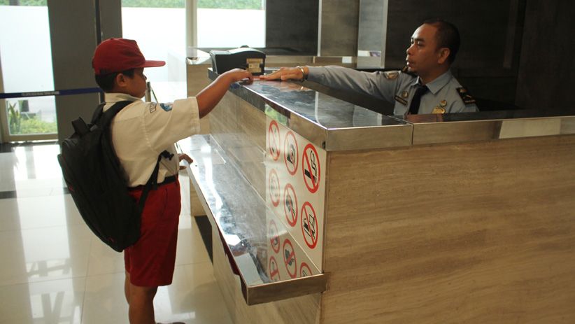 Senyum Nursaka, Siswa SD Pelintas Batas RI-Malaysia Dapat Sepeda dari Jokowi - Bagian 2