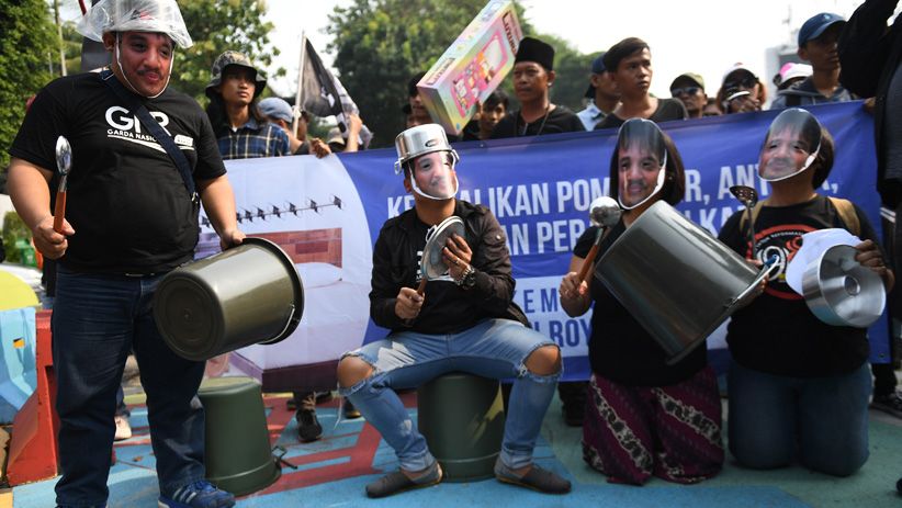 Puluhan Orang Bawa Ember Tuntut Roy Suryo Kembalikan Aset Kemenpora - Bagian 1