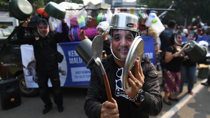 Puluhan Orang Bawa Ember Tuntut Roy Suryo Kembalikan Aset Kemenpora - Bagian 2