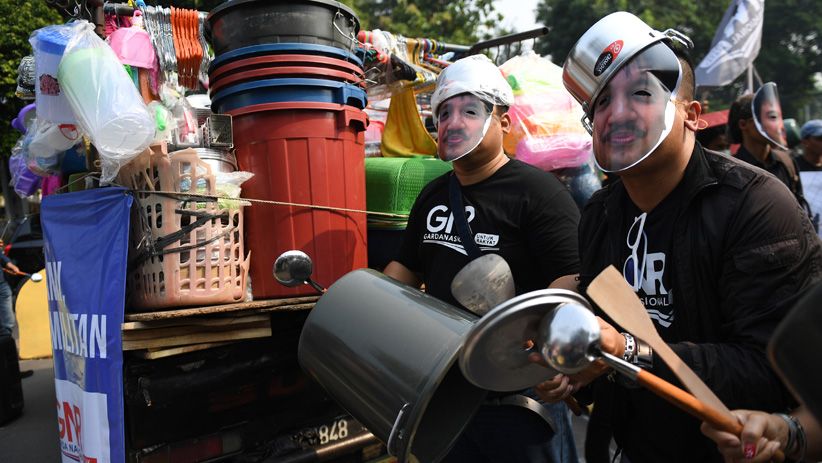 Puluhan Orang Bawa Ember Tuntut Roy Suryo Kembalikan Aset Kemenpora - Bagian 3
