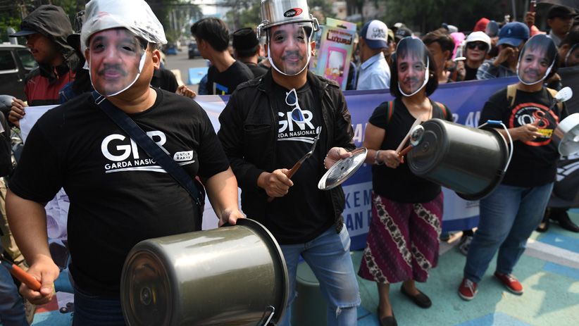 Puluhan Orang Bawa Ember Tuntut Roy Suryo Kembalikan Aset Kemenpora - Bagian 4