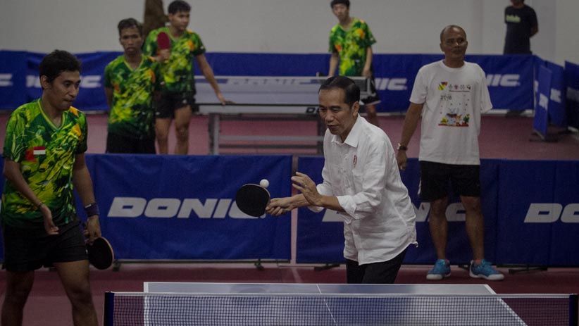 Aksi Jokowi Bermain Tenis Meja dengan Atlet Asian Para Games 2018 - Bagian 1