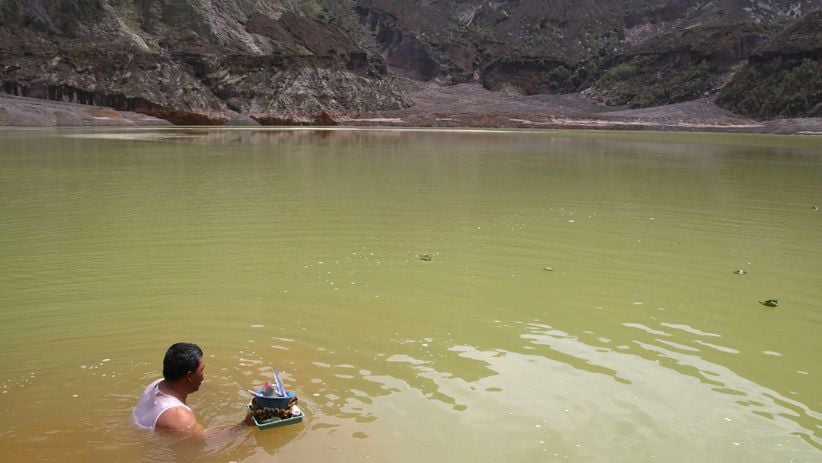 Ribuan Warga Kediri Jalani Ritual Larung Sesaji Gunung Kelud - Bagian 3