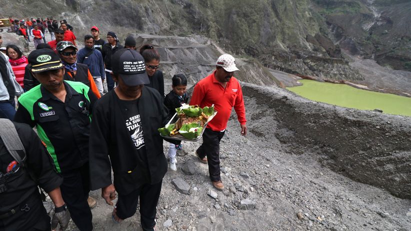 Ribuan Warga Kediri Jalani Ritual Larung Sesaji Gunung Kelud - Bagian 1