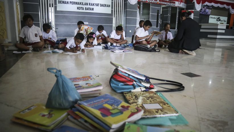 Sekolah Digusur, Siswa Belajar di Lobi Gedung DPRD Batam - Bagian 2