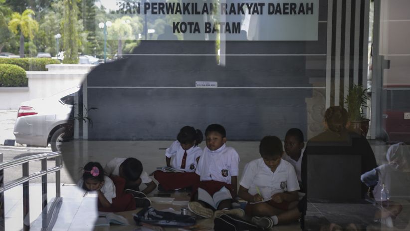 Sekolah Digusur, Siswa Belajar di Lobi Gedung DPRD Batam - Bagian 3