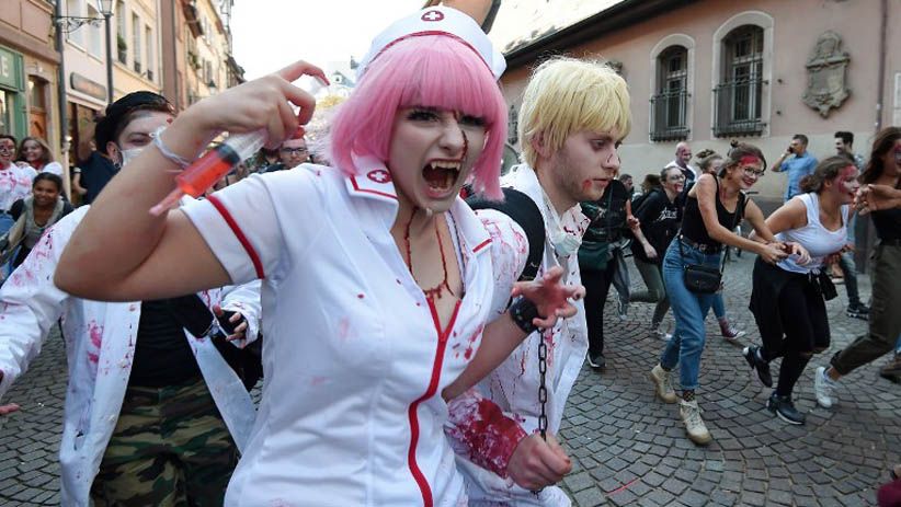 Seram, Gerombolan Zombie Berkeliaran di Jalanan Prancis - Bagian 5